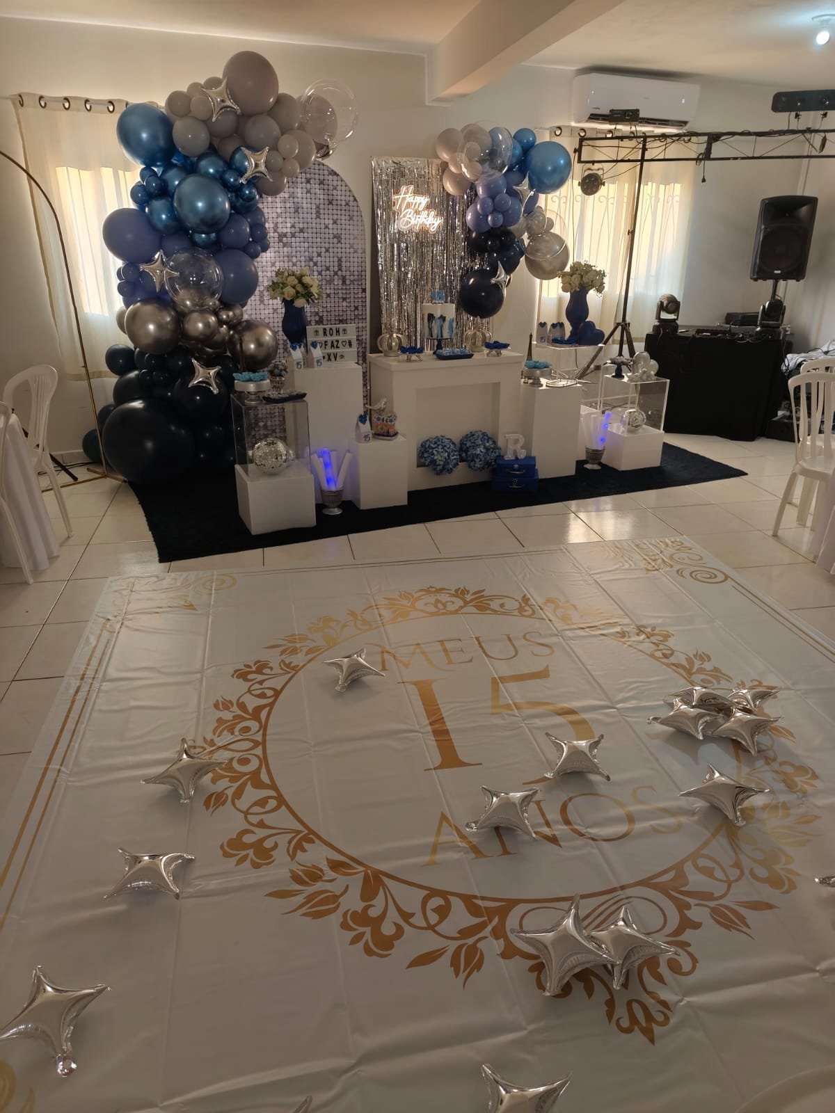 Festa de 15 anos azul e prata no Espaço Sabará